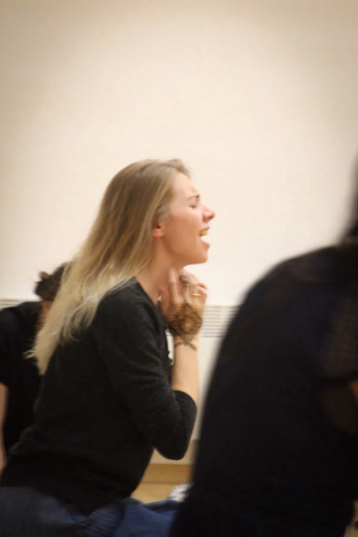 Участница поёт на практике