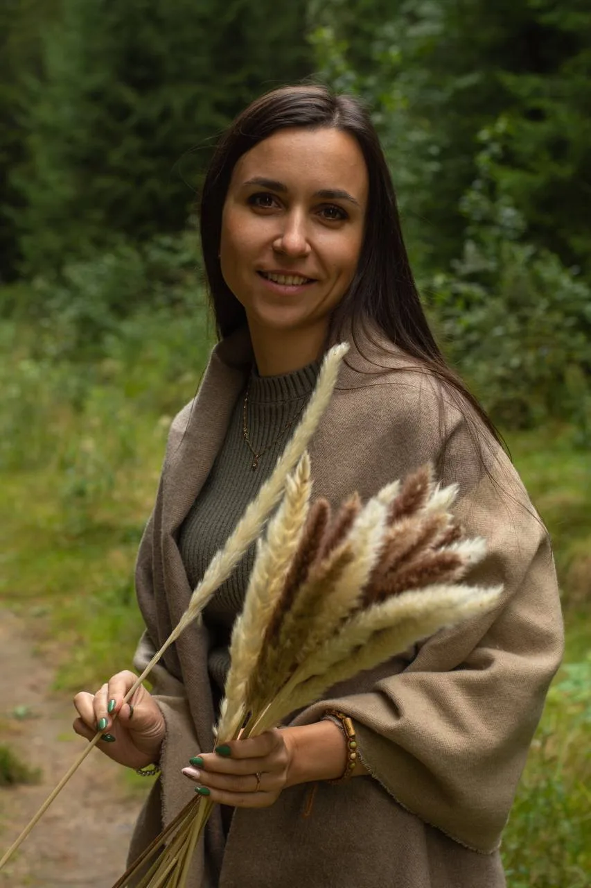 Девушка с пампасной травой